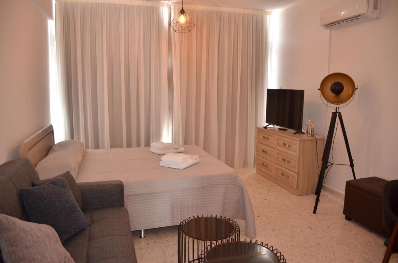 Almyria Apartments - By Imh Travel & Tours Paphos Eksteriør billede